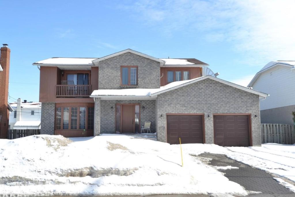 Très grand cottage à Brossard (Montréal) Très grand cottage à Brossard (Montréal)