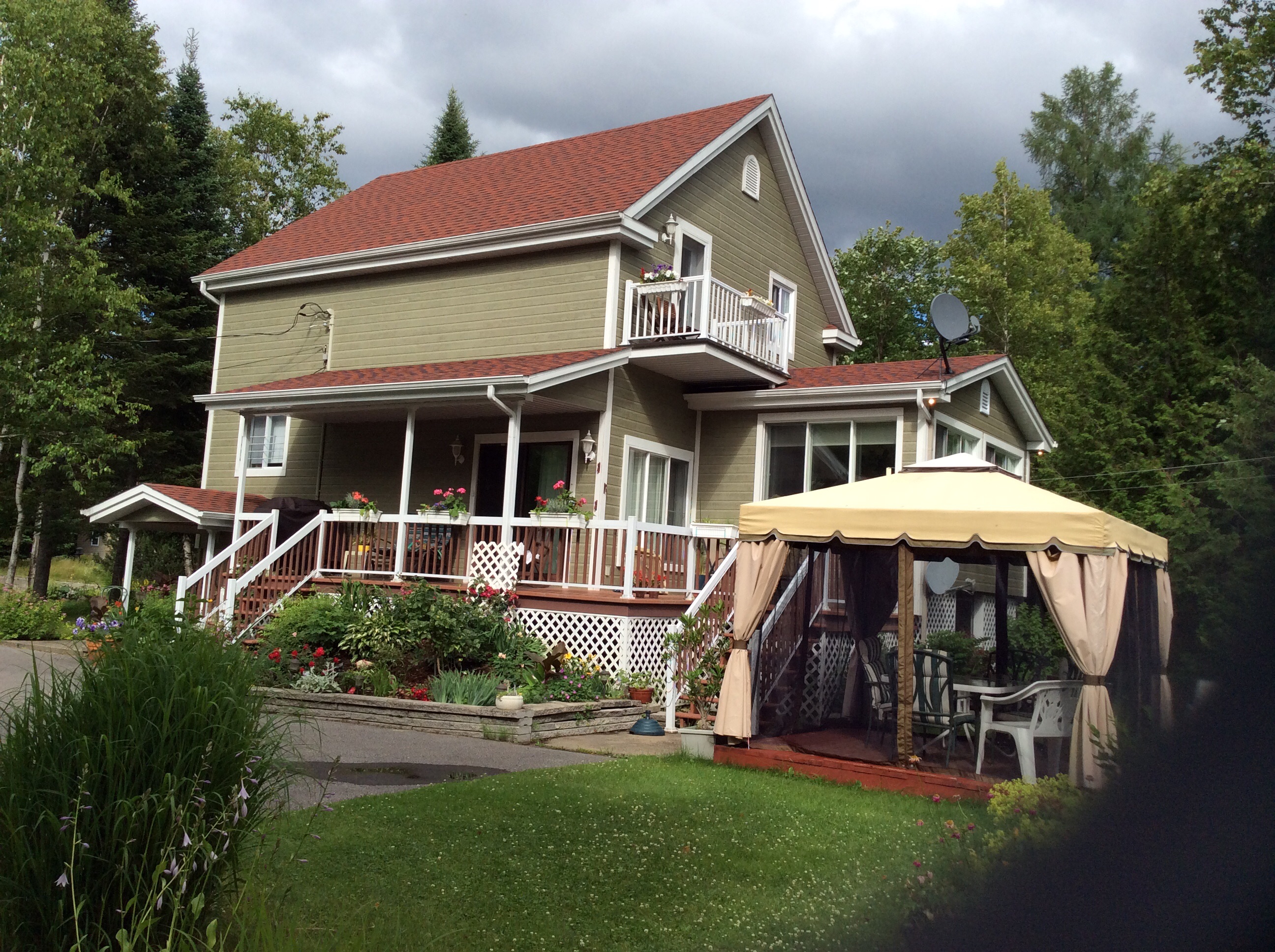 Maison au bord de l'eau Chertsey (Lanaudière) Maison au bord de l'eau Chertsey (Lanaudière)