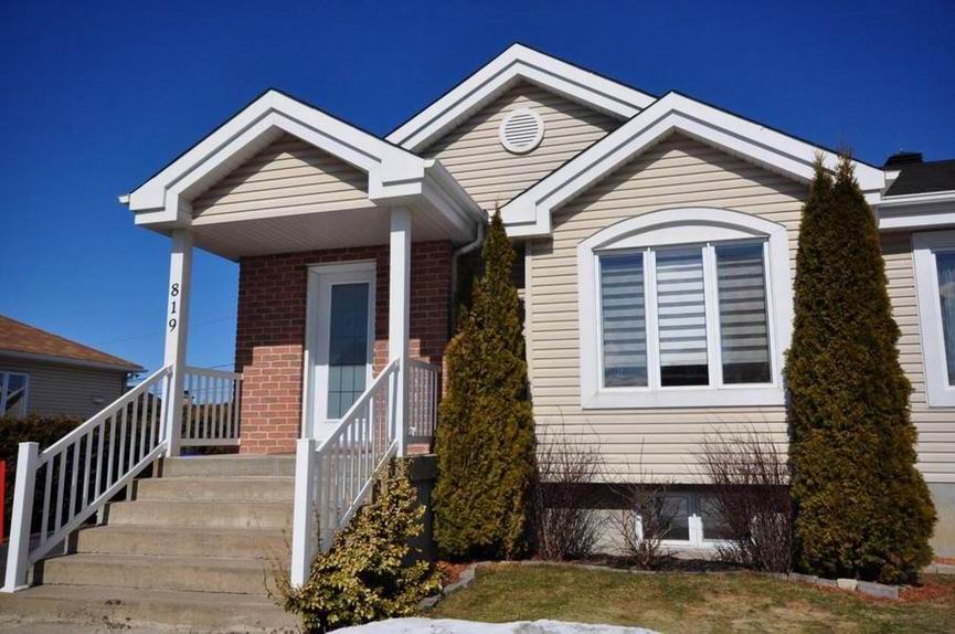 Bungalow jumelé avec belle luminosité Contrecoeur Montreal/CentreVille