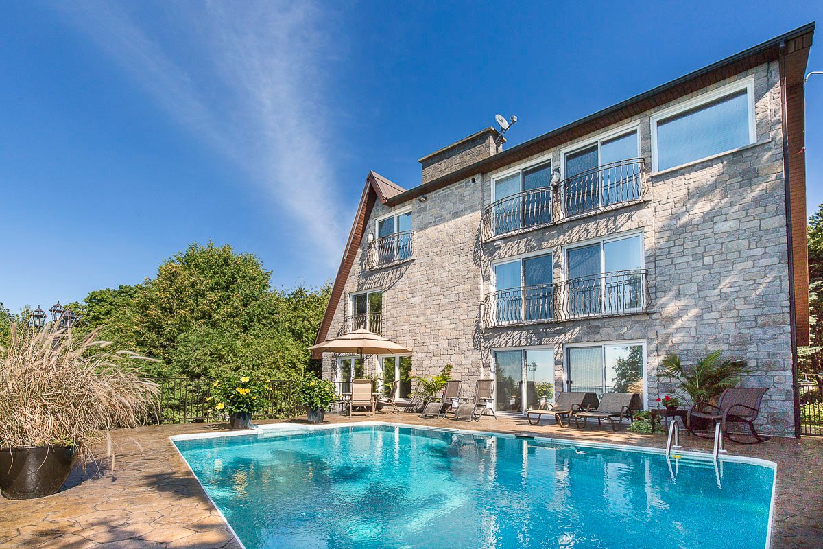 Majestueuse maison surplombant le Lac Champlain Montreal/CentreVille