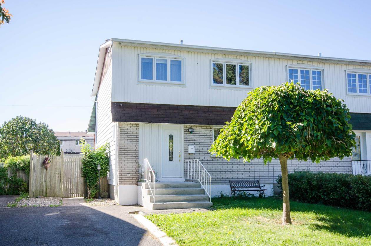 Maison jumelée parfaite pour famille à Châteauguay Montreal/Centre