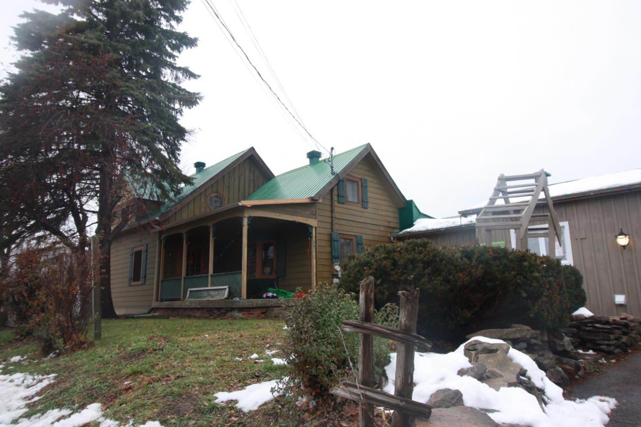 Fermette de 3 acres, écurie 10 box et poulailler à StStanislasde