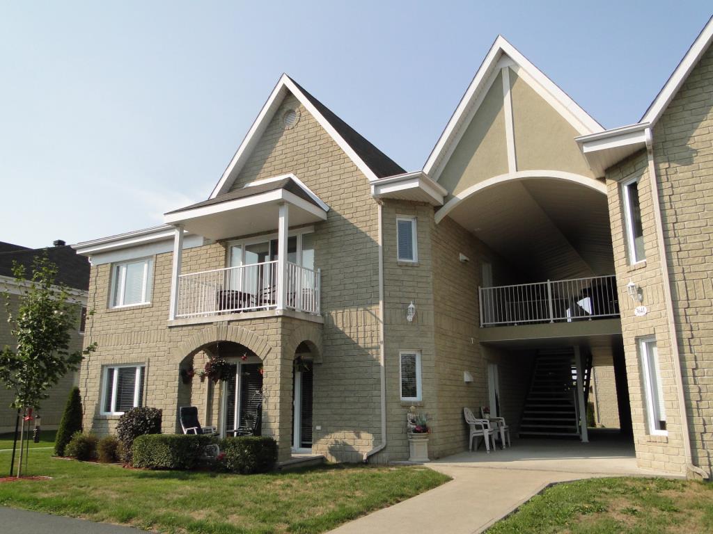 Grand condo avec vue sur un lac, Foyer au gaz, 2 garages