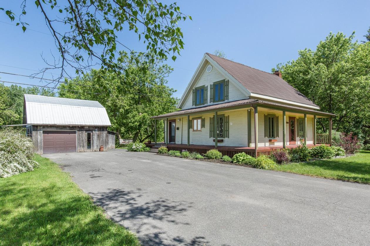 Domaine ancestral 115 489 pc au bord de la rivière L'Acadie Montreal