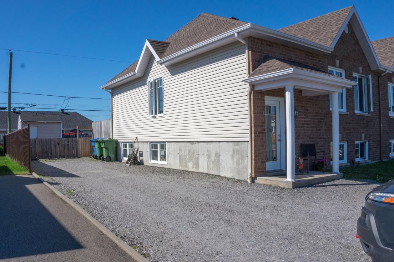 Semidétaché à Rimouski *1000 de crédit notaire à l'achat!* Montreal
