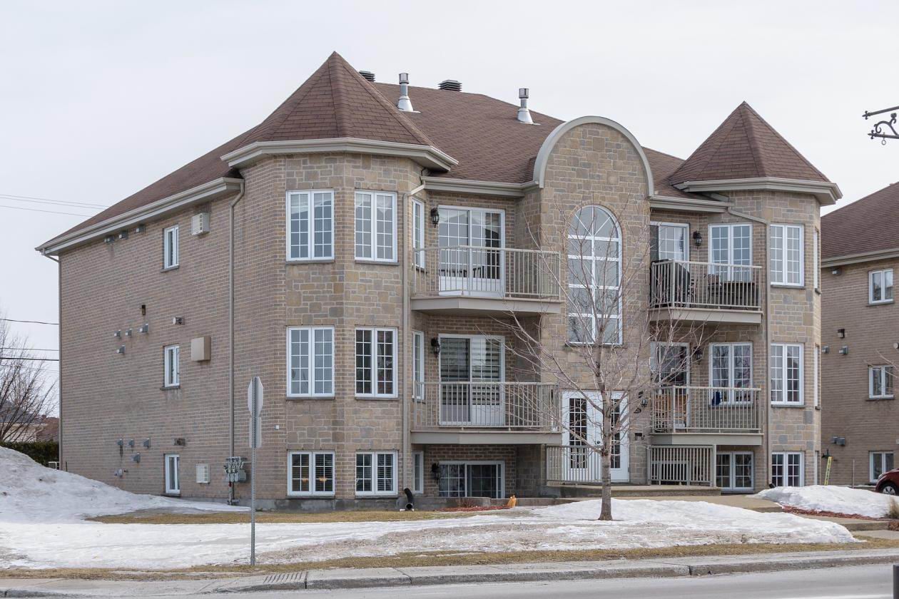 Impeccable condo face aux services et