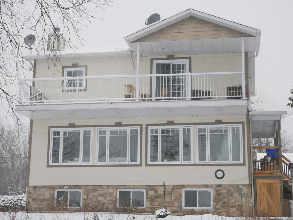 Splendide maison 5 chambres au bord de l'eau LacdesÉcorces Montreal
