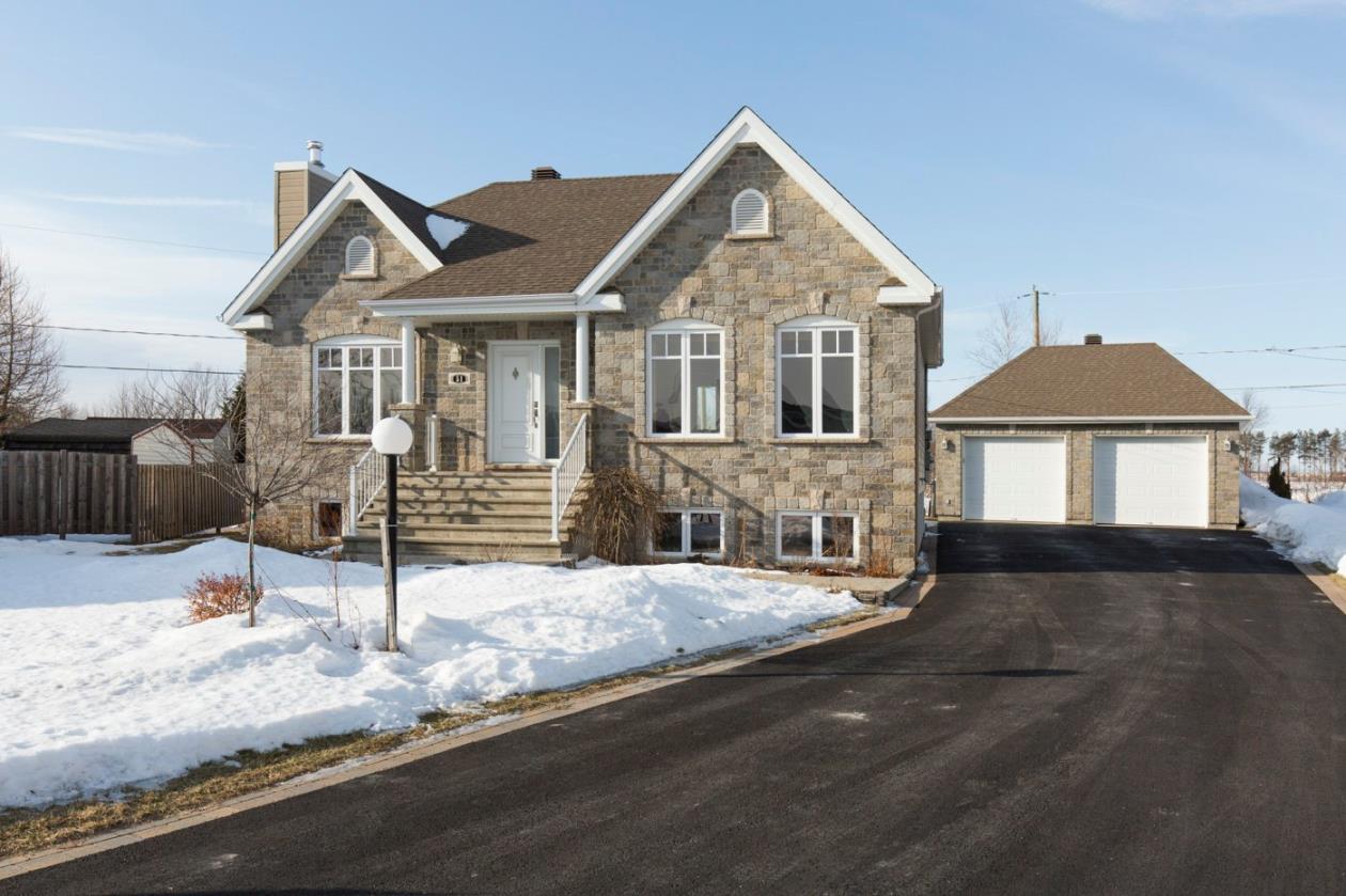 Magnifique maison 5 chambres avec garage double à Lacolle Montreal