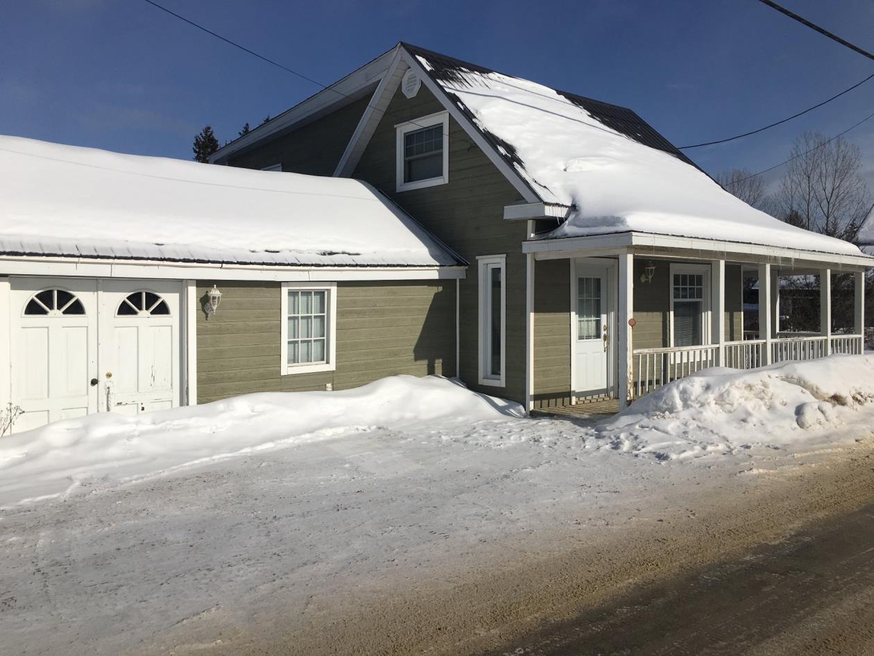 Chaleureuse maison avec vue sur le lac Témiscouata BasStLaurent