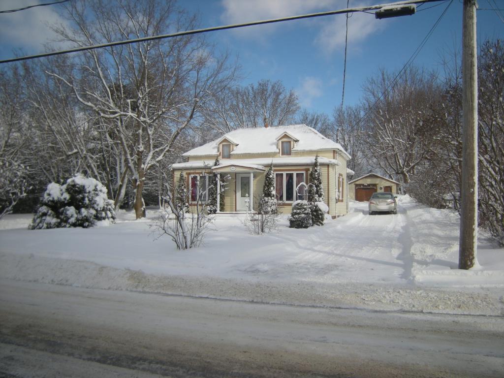 Magnifique maison à étages sur terrain de 30388 pc à Roxton Falls