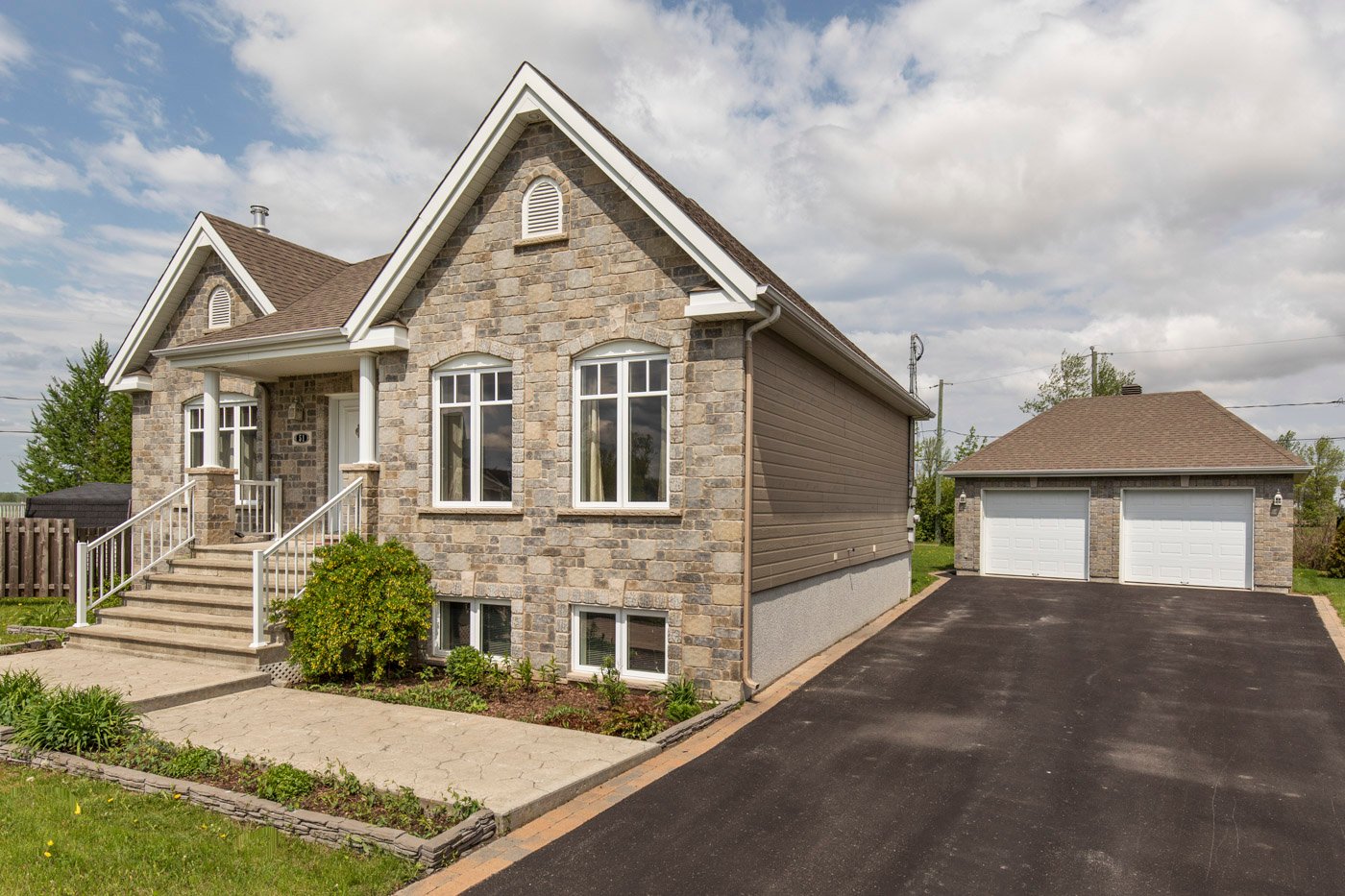 Magnifique maison 5 chambres avec garage double à Lacolle Montreal