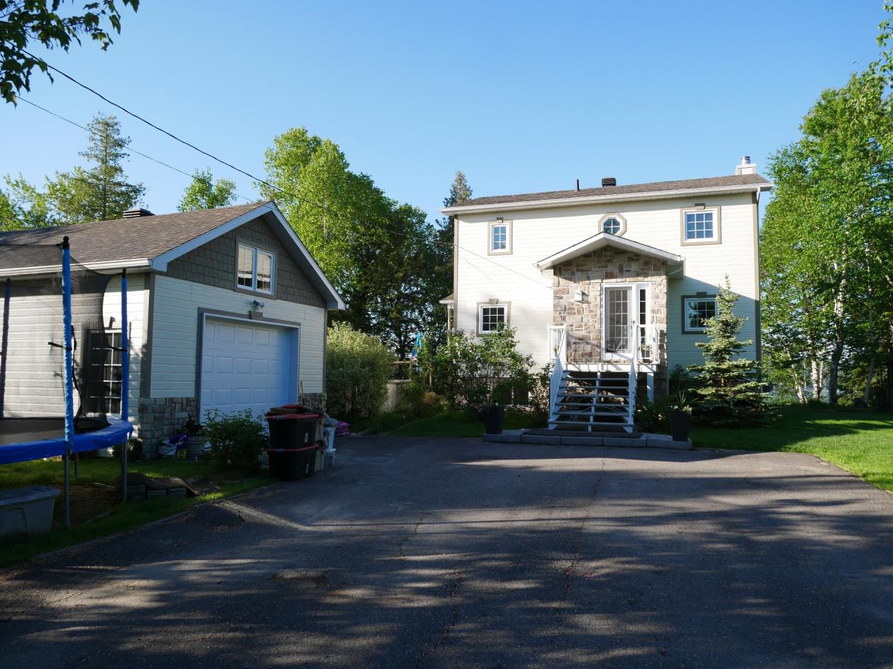 Splendide maison 5 chambres au bord de l'eau LacdesÉcorces Montreal