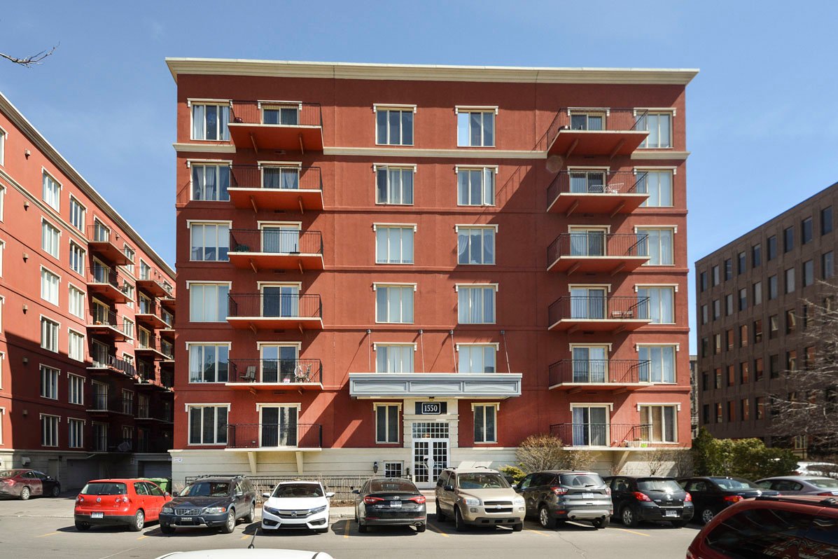 Beau condo 2 chambres + garage sur le boul. HenriBourassa O. Montreal