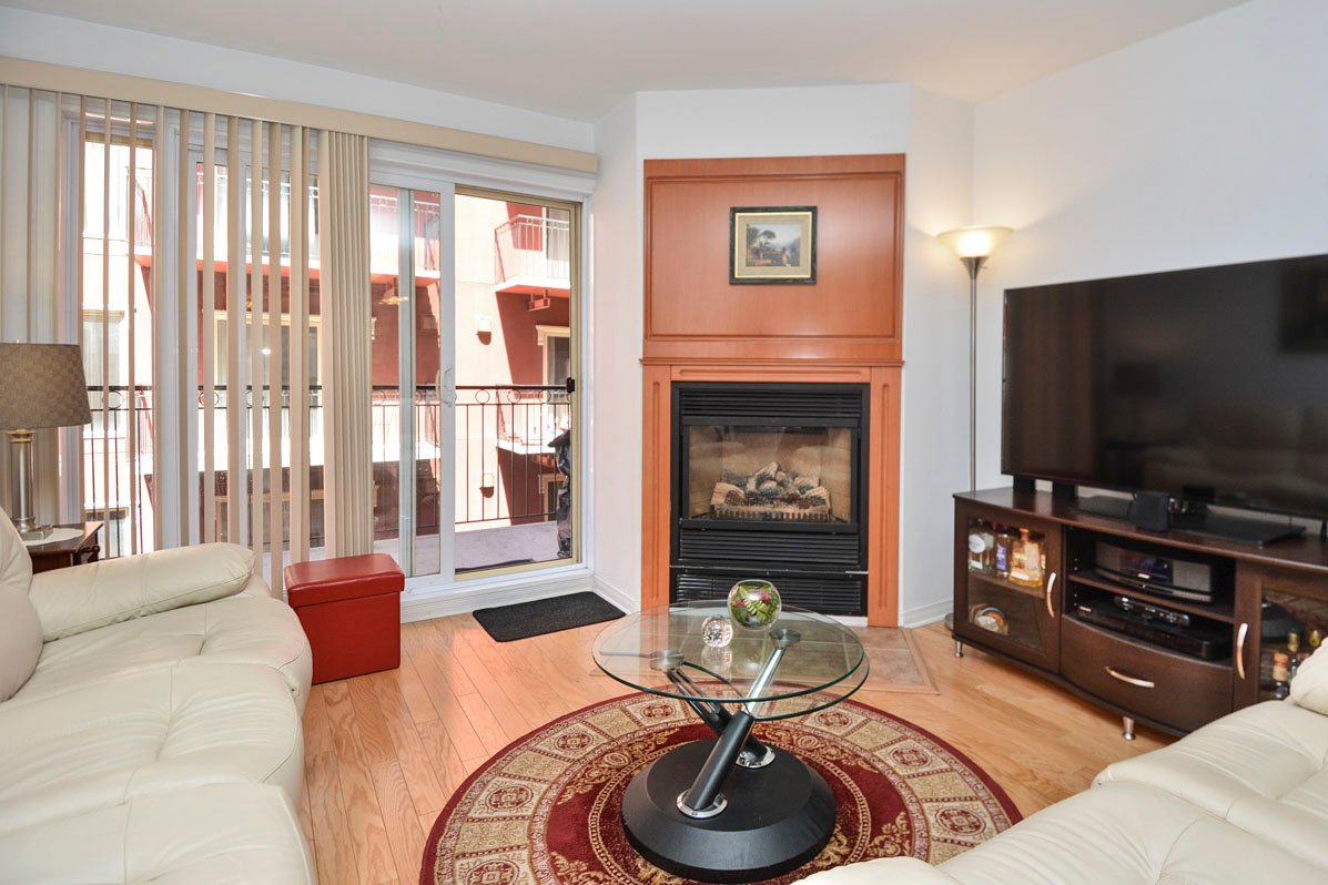 Beau condo 2 chambres + garage sur le boul. HenriBourassa O. Montreal