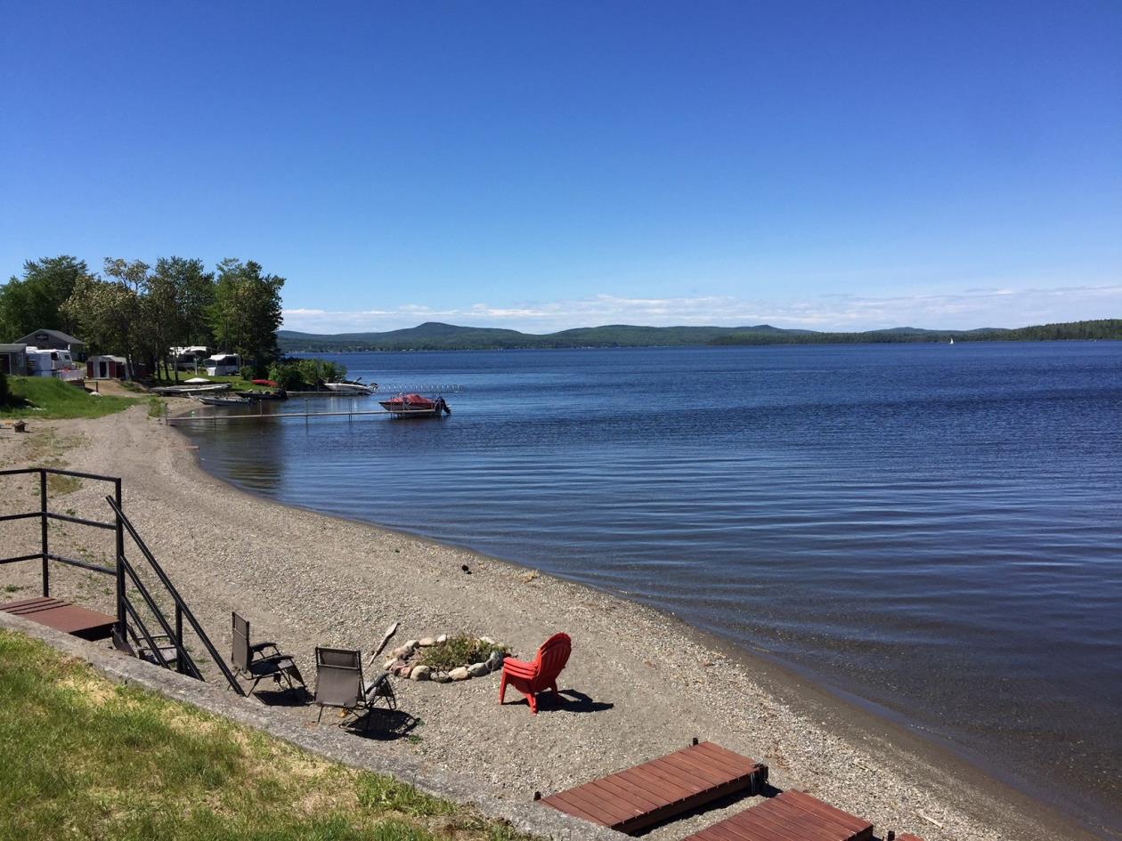 Superbe bungalow adossé au majestueux Lac Témiscouata Montreal/Centre
