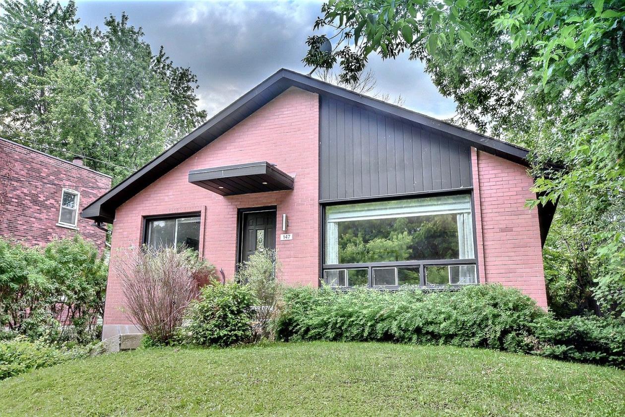 Maison rénovée avec raffinement proche du train StLambert Montreal