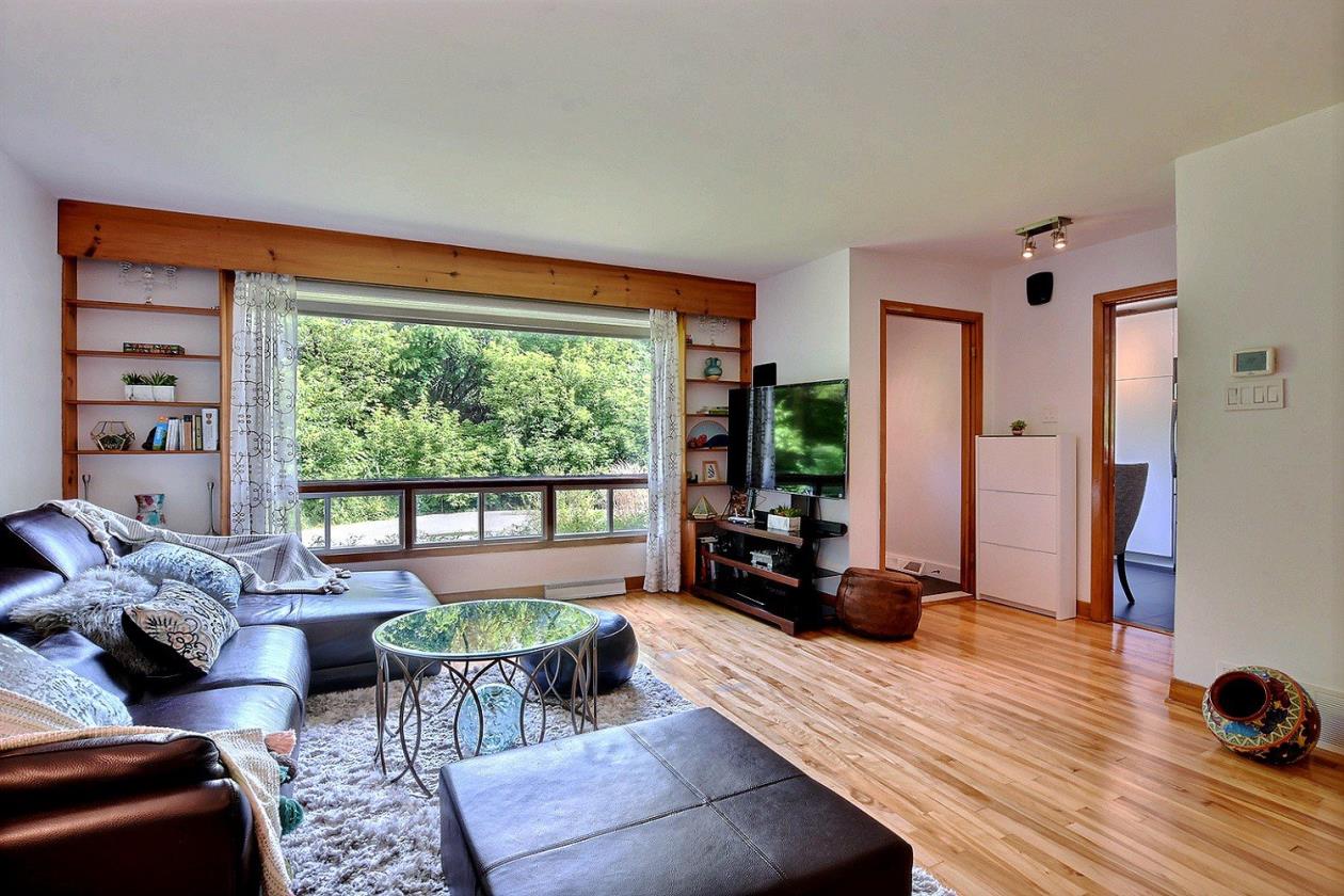 Maison rénovée avec raffinement proche du train StLambert Montreal