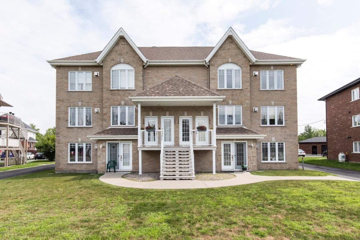 Condo RDC 2 chambres Garage détaché quartier StLuc Montreal/Centre