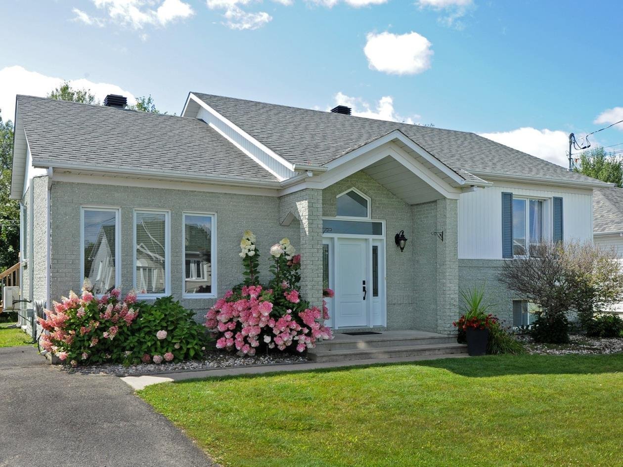 Magnifique maison rénovée avec terrain paysagé Les Coteaux Montreal