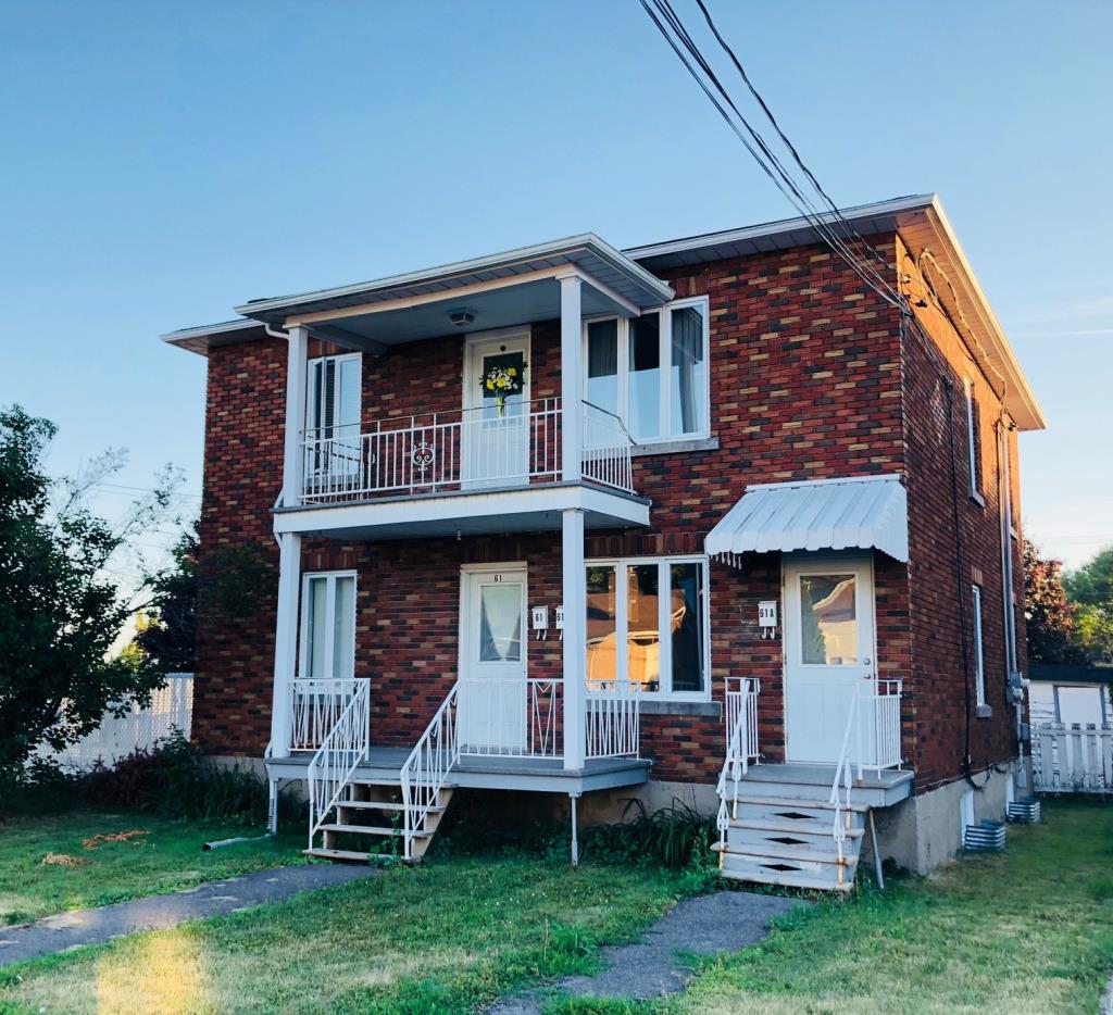 Triplex avec garage, piscine creusée et spa à SalaberrydeValleyfield