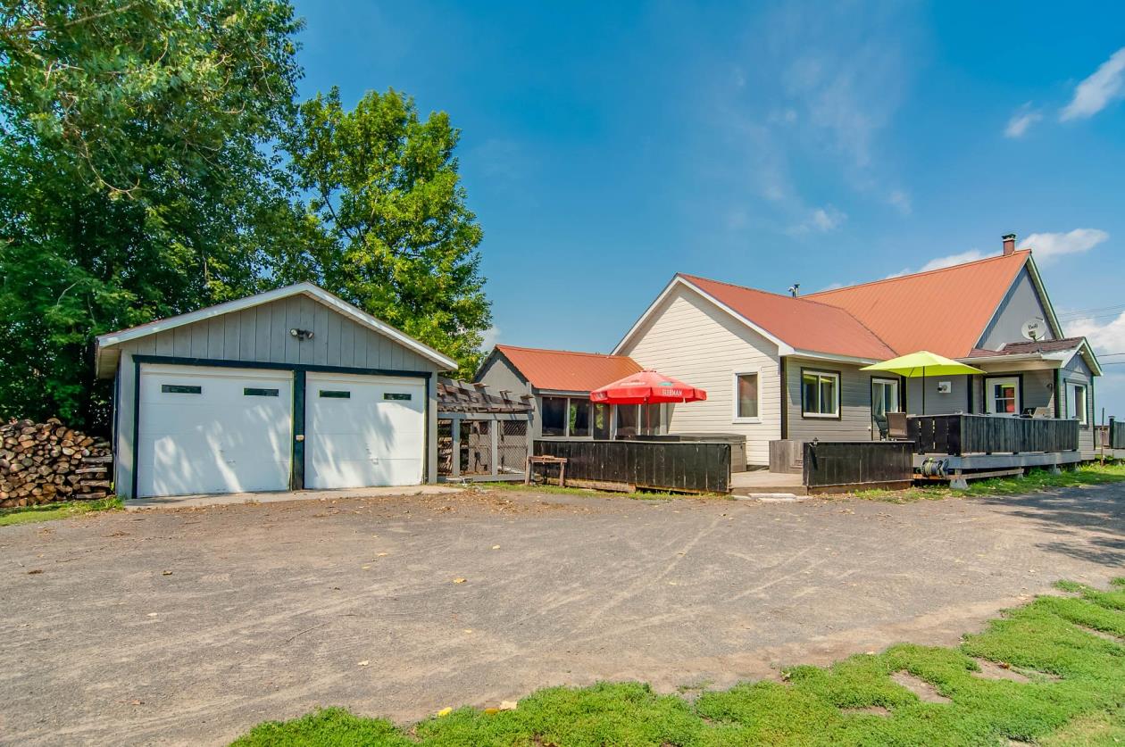 Magnifique propriété d'environ 40 000 pi2 à StPolycarpe Montreal