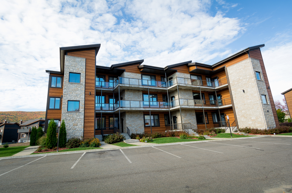 Mont SteAnne Condo de coin aménagé sur 2 niveaux Montreal/CentreVille