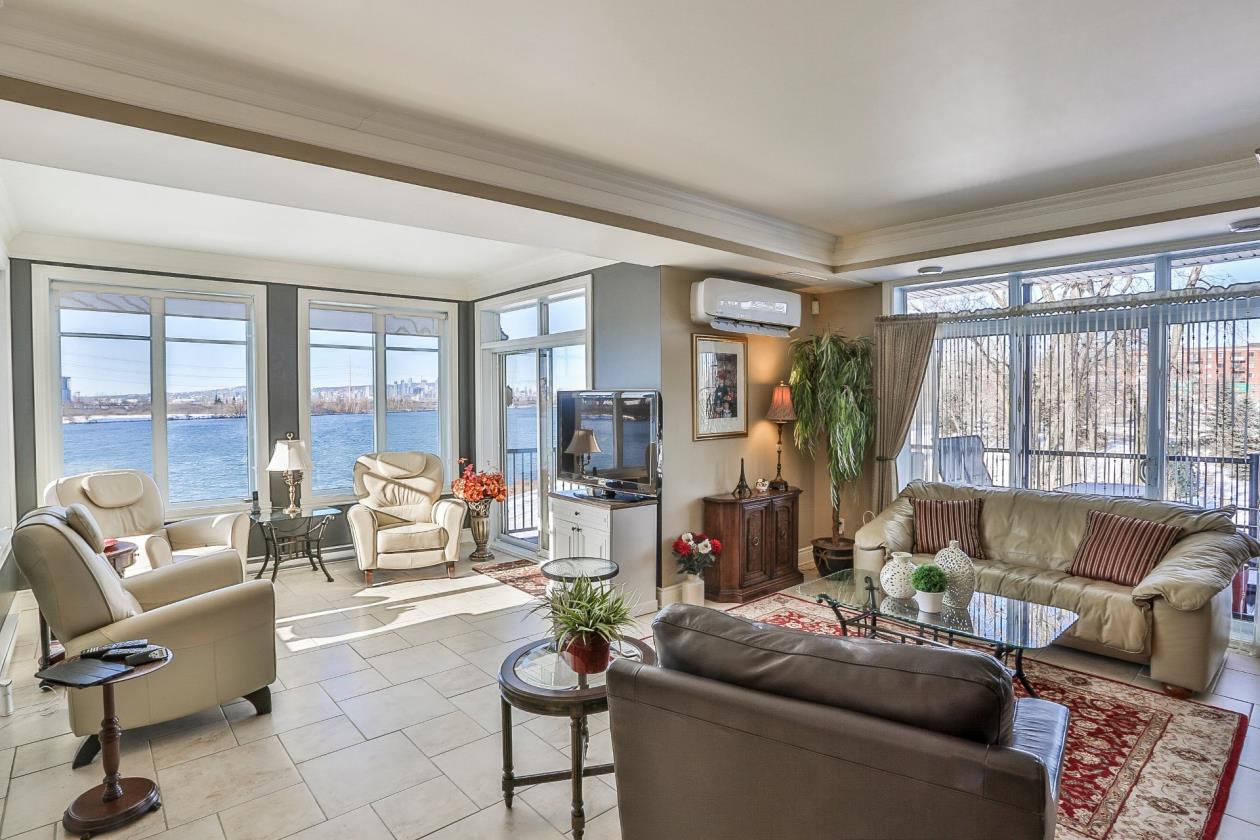 Condo haut de gamme de style maison de ville Bord de l'eau Brossard