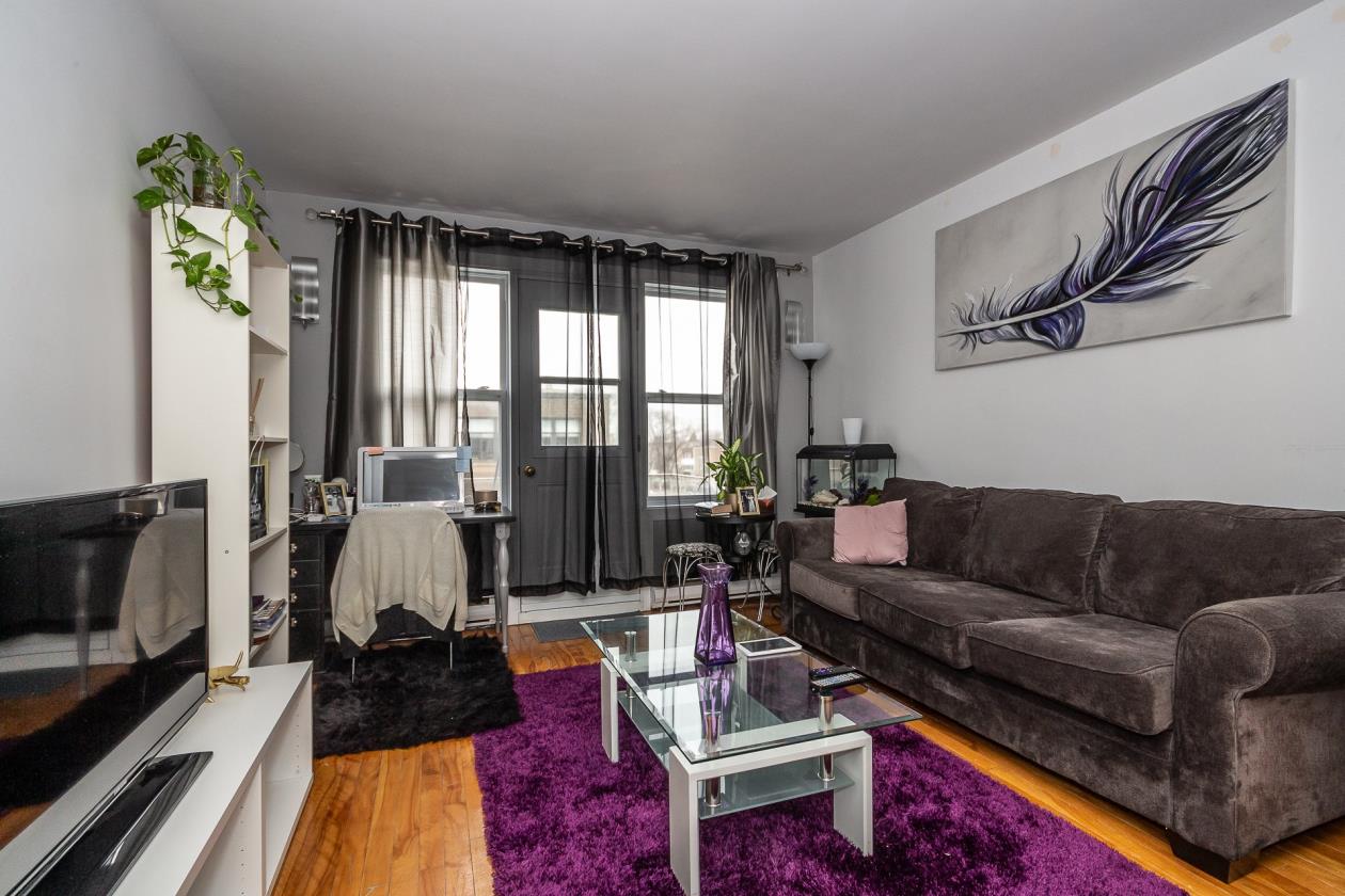 Grand triplex avec 4 logements Très bons locataires à Rosemont Montreal