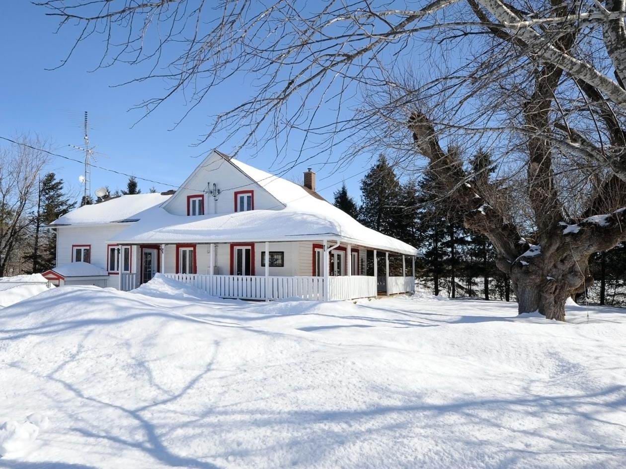 Chaleureuse maison de campagne au bord d'une rivière à Rigaud Montreal