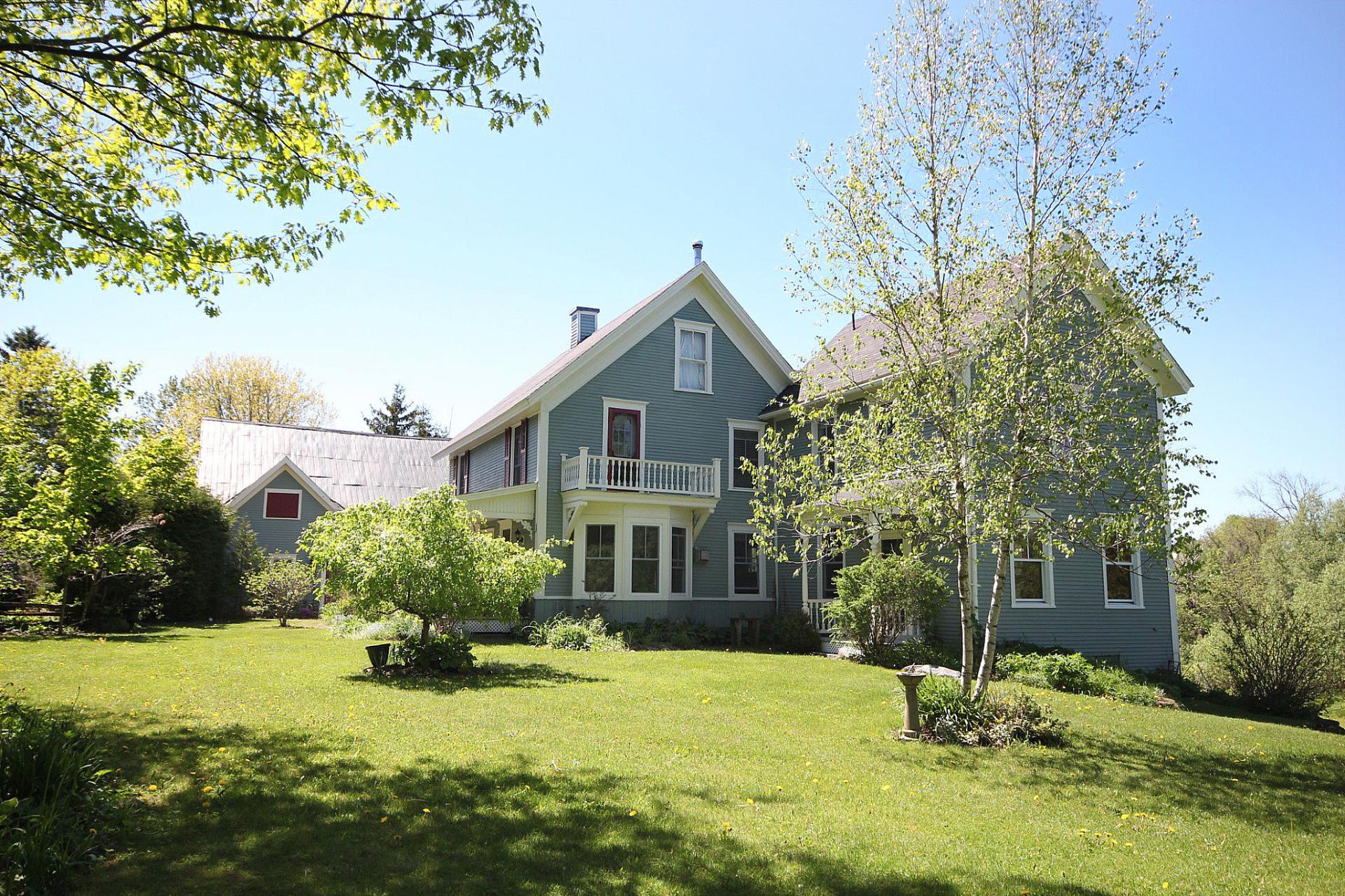 Maison de campagne bicentenaire restaurée 51/2 acres Estrie Montreal