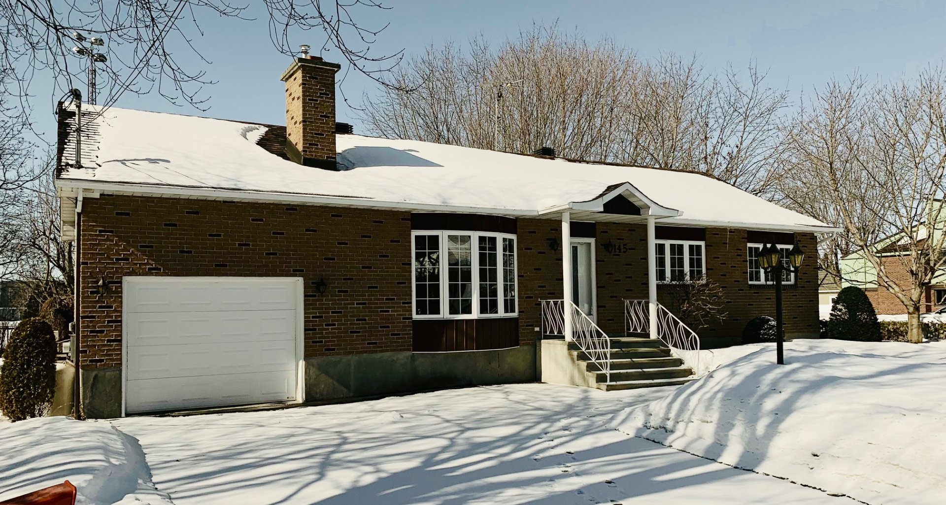 Chaleureuse maison avec garage et superbe terrain à StZotique Montreal