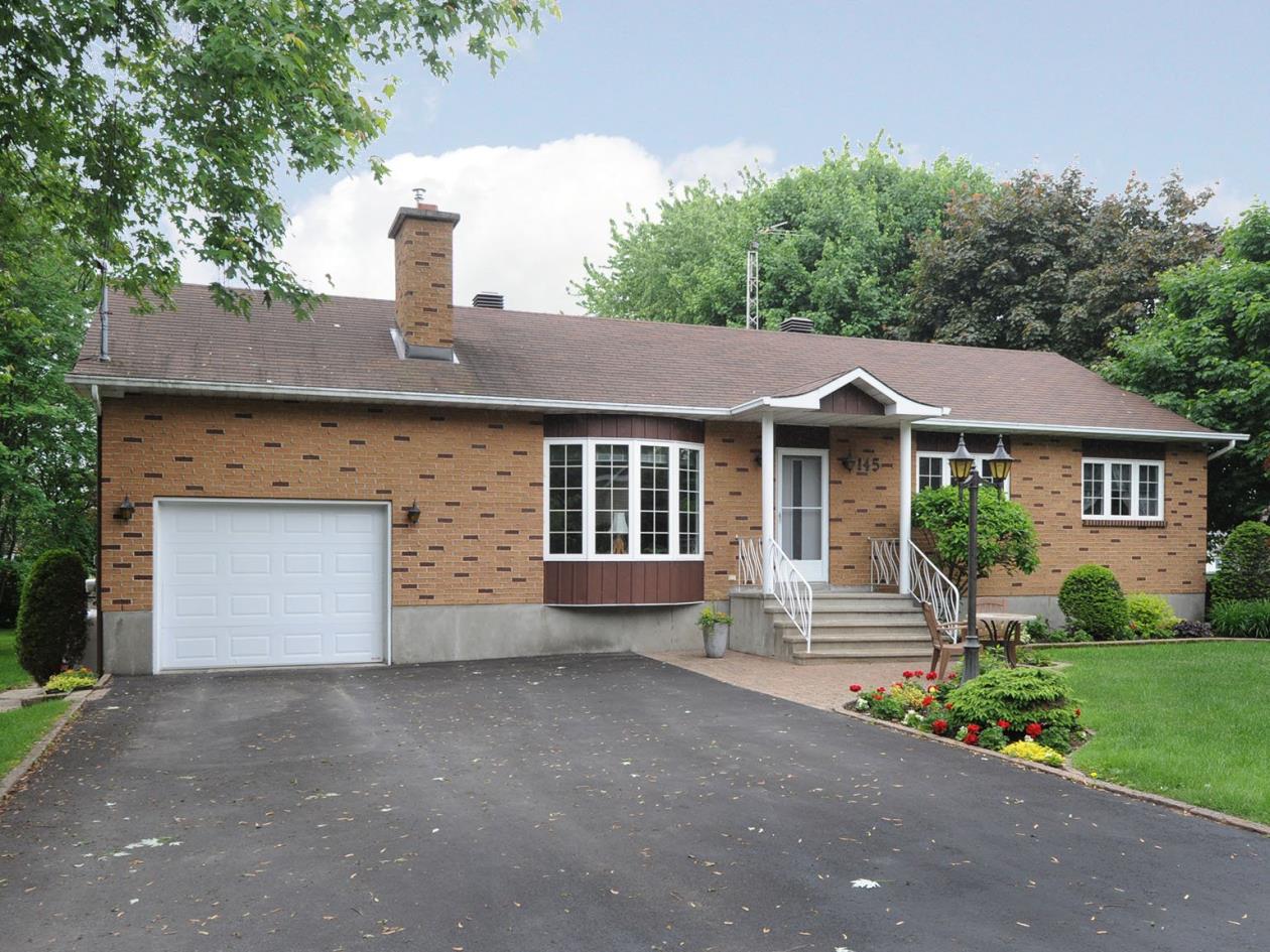 Chaleureuse maison avec garage et superbe terrain à StZotique Montreal