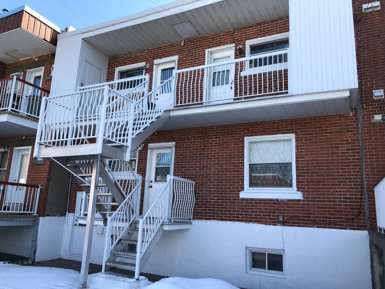 Grand triplex avec garage proche du métro StMichel 559 000 Montreal