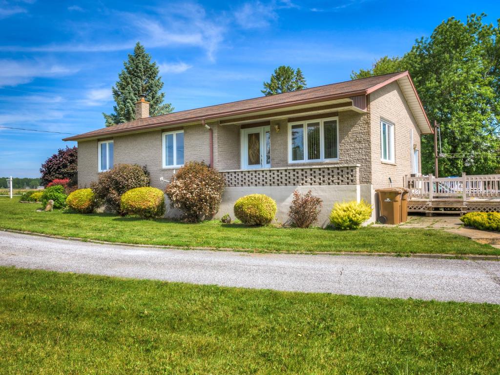 Maison à vendre, bord de l'eau navigable Lacolle (Montérégie)