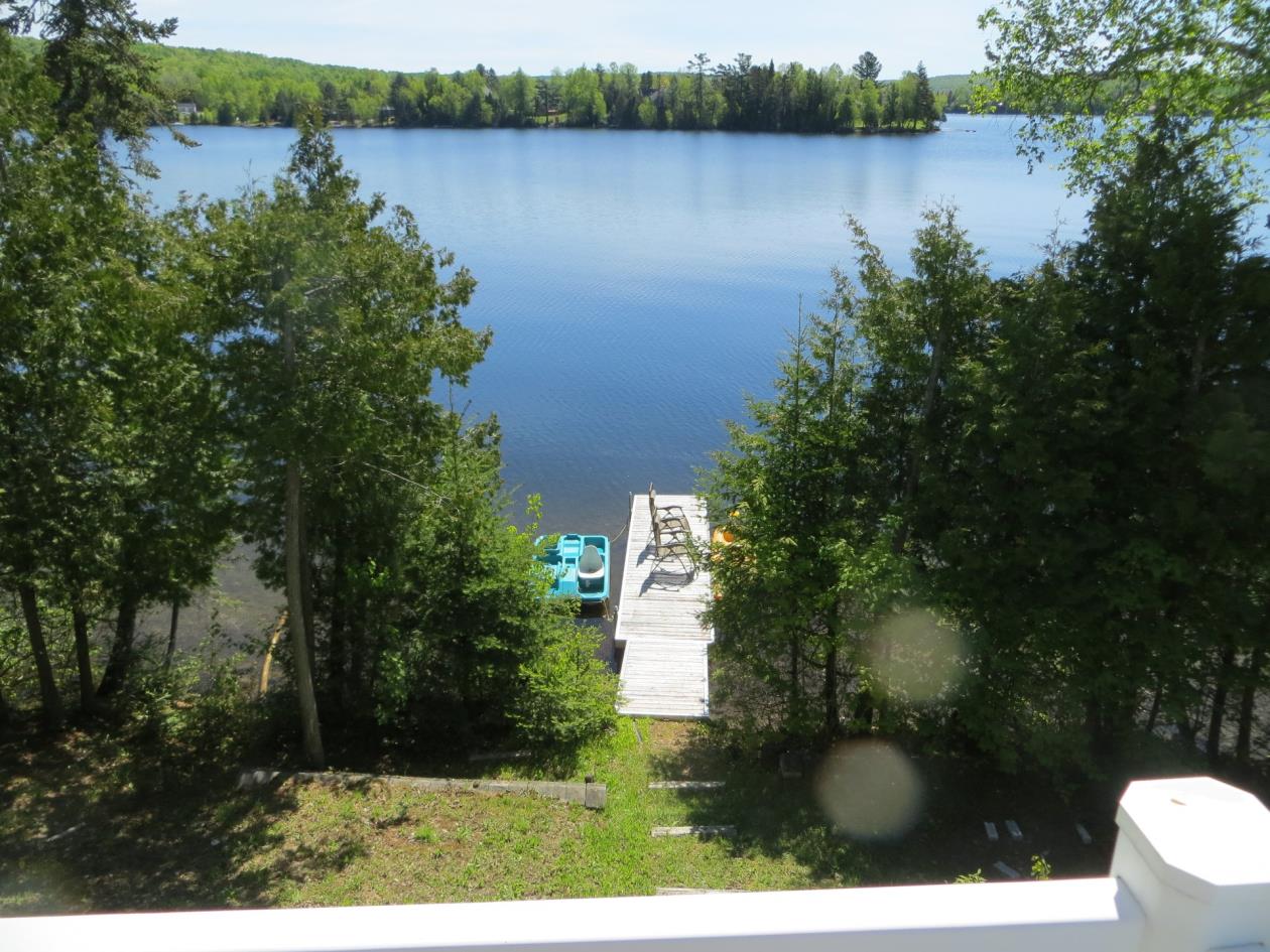 Maison ou chalet de style suisse au bord de l'eau LacdesÉcorces