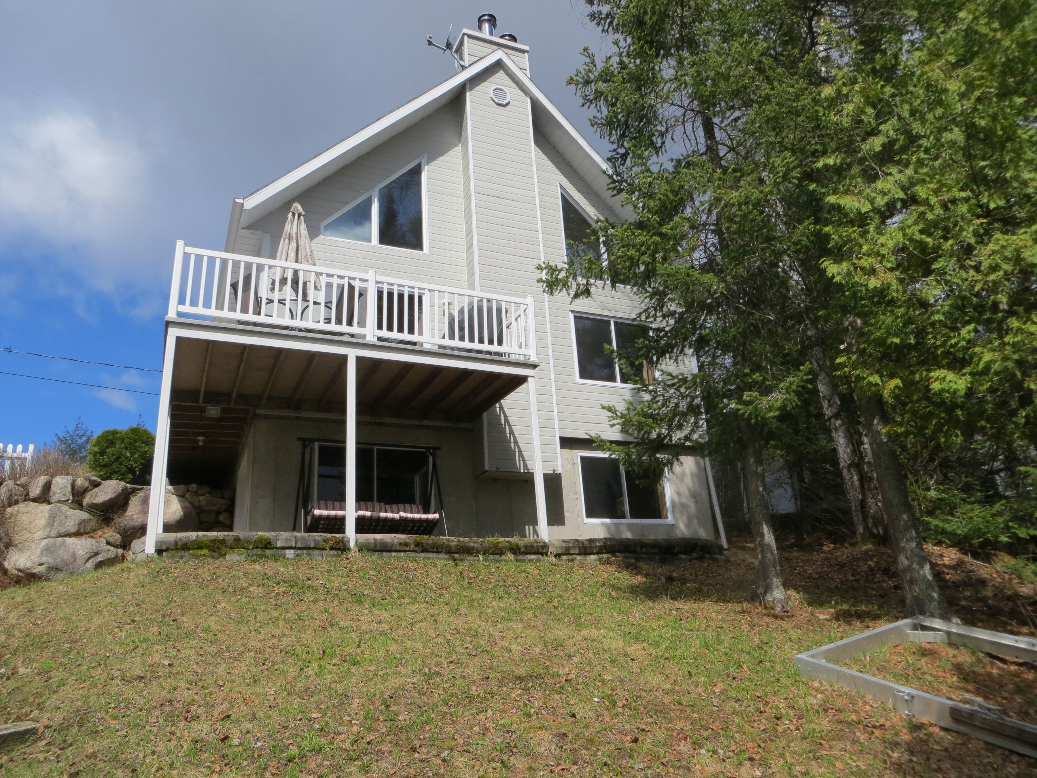 Maison ou chalet de style suisse au bord de l'eau LacdesÉcorces