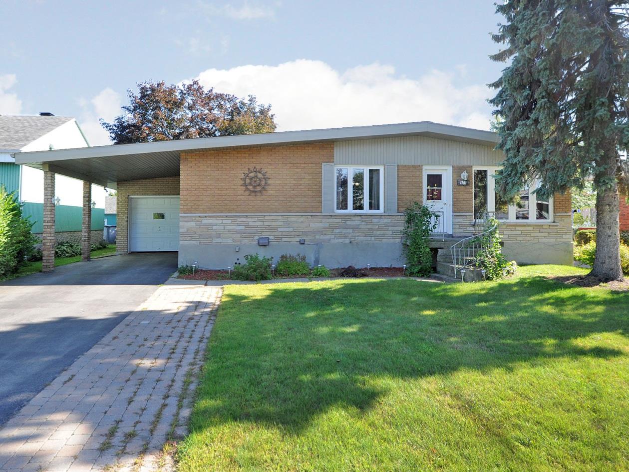Belle maison abordable avec vue et accès au Lac StFrançois! StZotique Montreal/CentreVille Belle maison abordable avec vue et accès au Lac StFrançois! StZotique Montreal/CentreVille