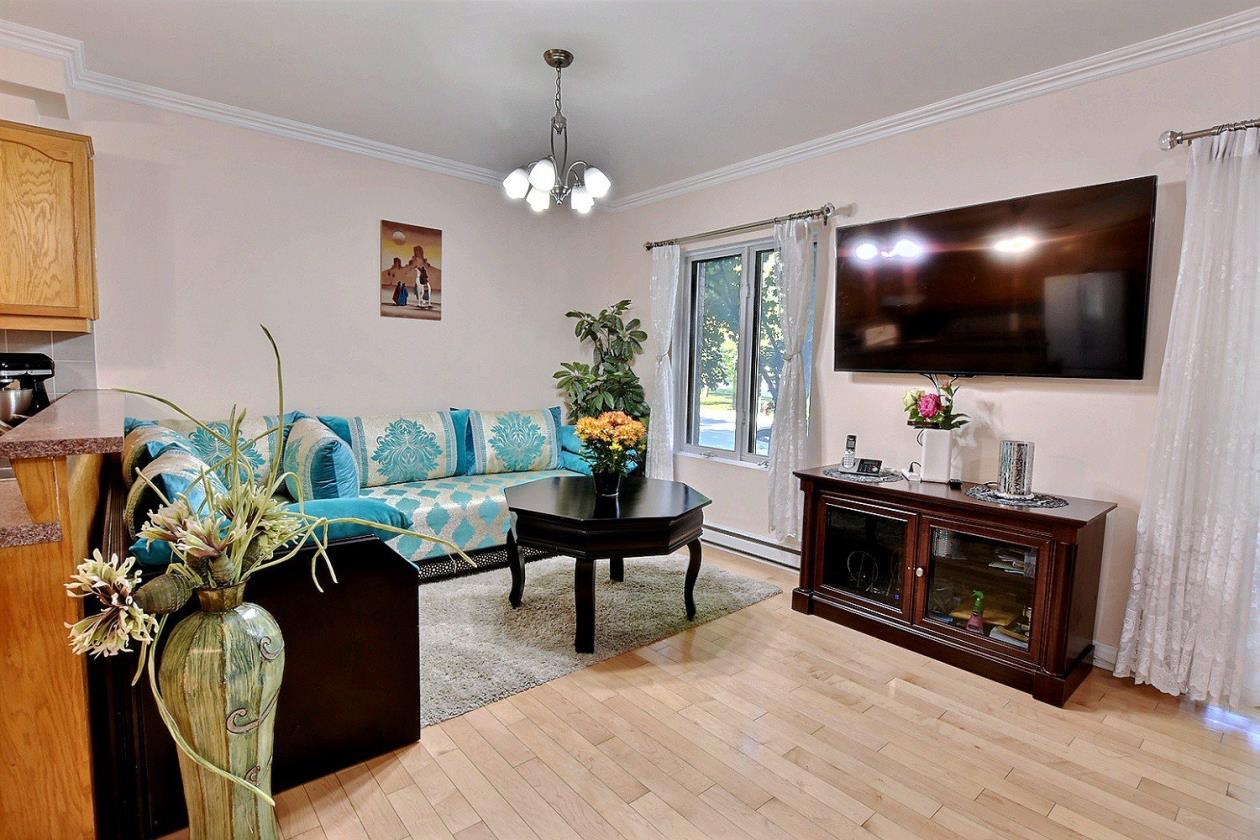 Superbe condo rénové face à un parc à StLéonard Montreal/CentreVille