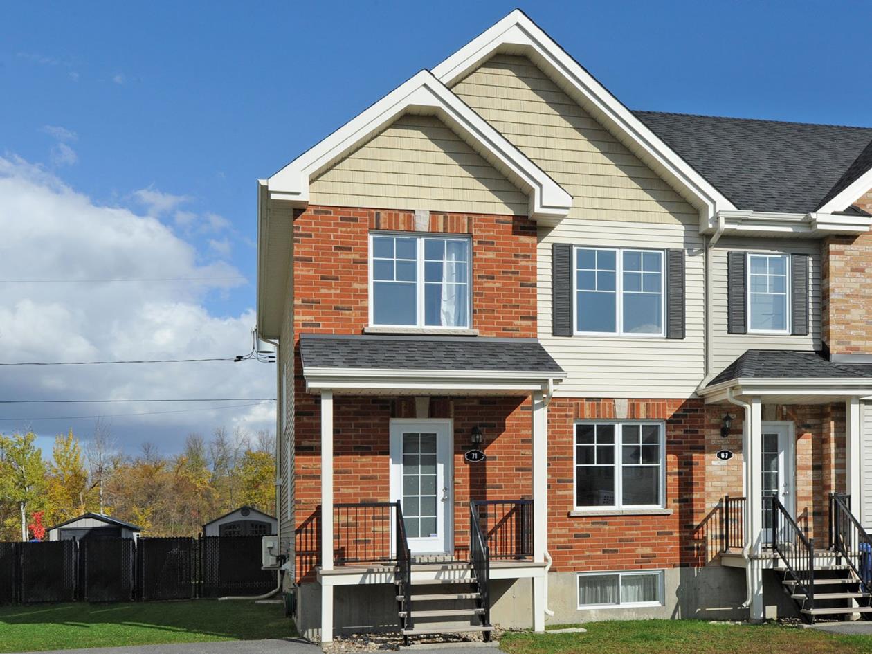 Belle maison à étages de coin proche des services Les Coteaux Montreal/CentreVille (Montréal)