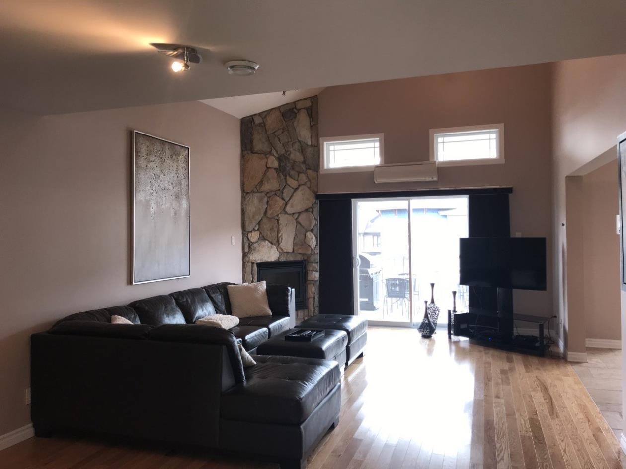 Superbe condo sur 2 étages au pied des pistes du Mont StSauveur