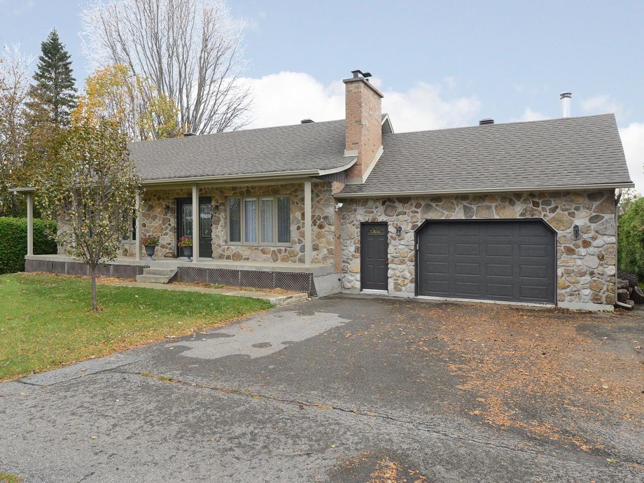 Belle maison canadienne piscine creusée + garage Les Coteaux Montreal