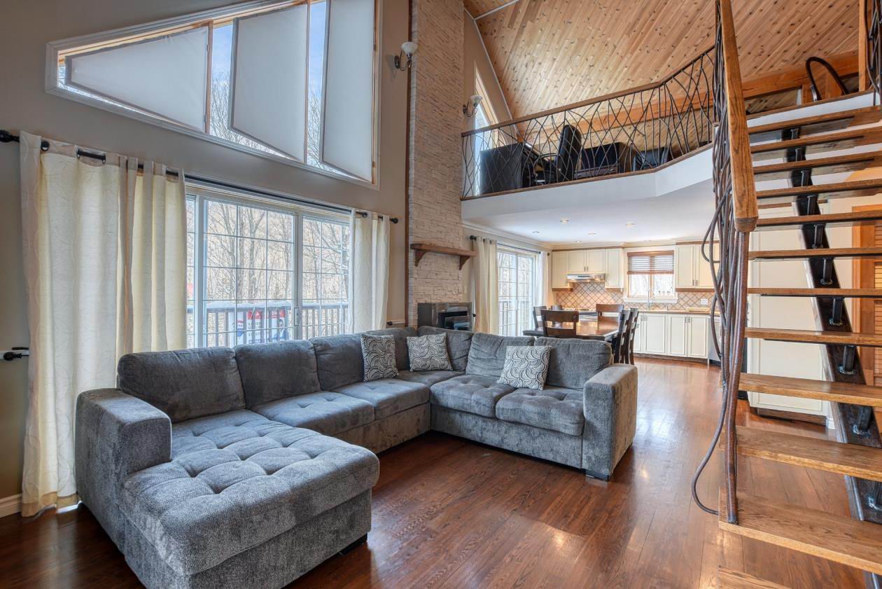 Belle maison avec plafond 18' et mezzanine à StHippolyte Montreal