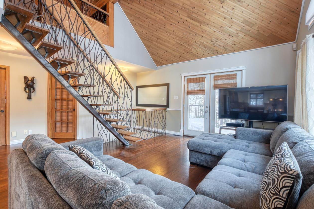 Belle maison avec plafond 18' et mezzanine à StHippolyte Montreal