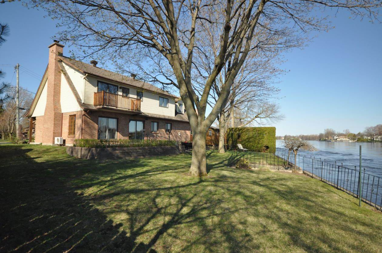 Magnifique propriété au bord de la RivièredesPrairies à Pierrefonds Montreal/CentreVille