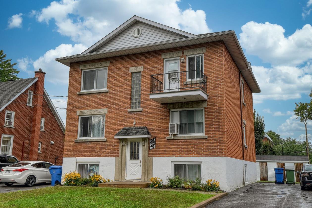 Triplex à vendre 3 x 5 1/2 Localisation de choix à La Prairie Montreal/CentreVille (Montréal)
