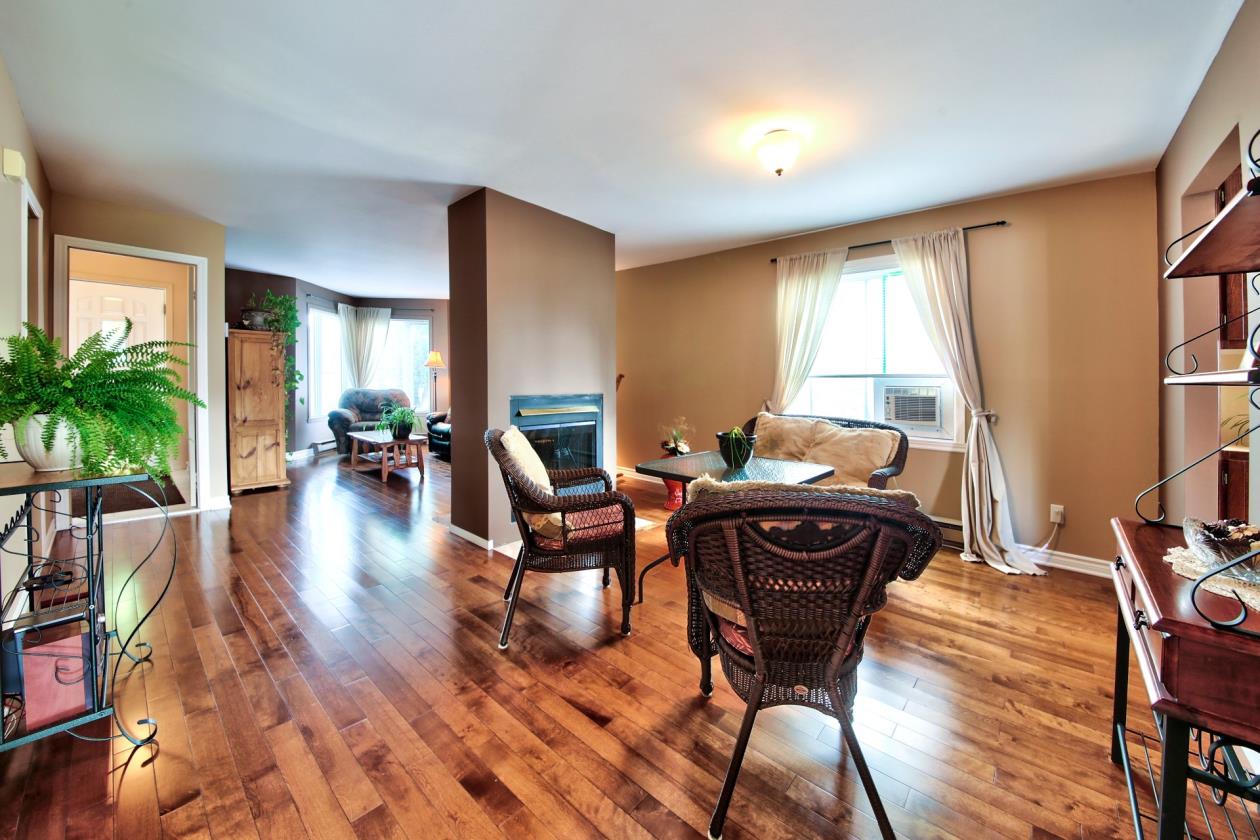 Grand triplex avec garage double Secteur recherché Blainville Montreal