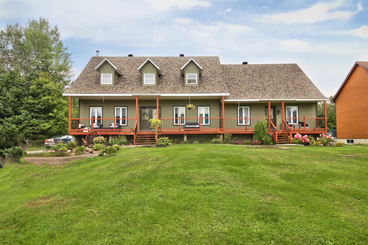 Fermette équestre avec intergénération côteàcôte SaintLin Montreal