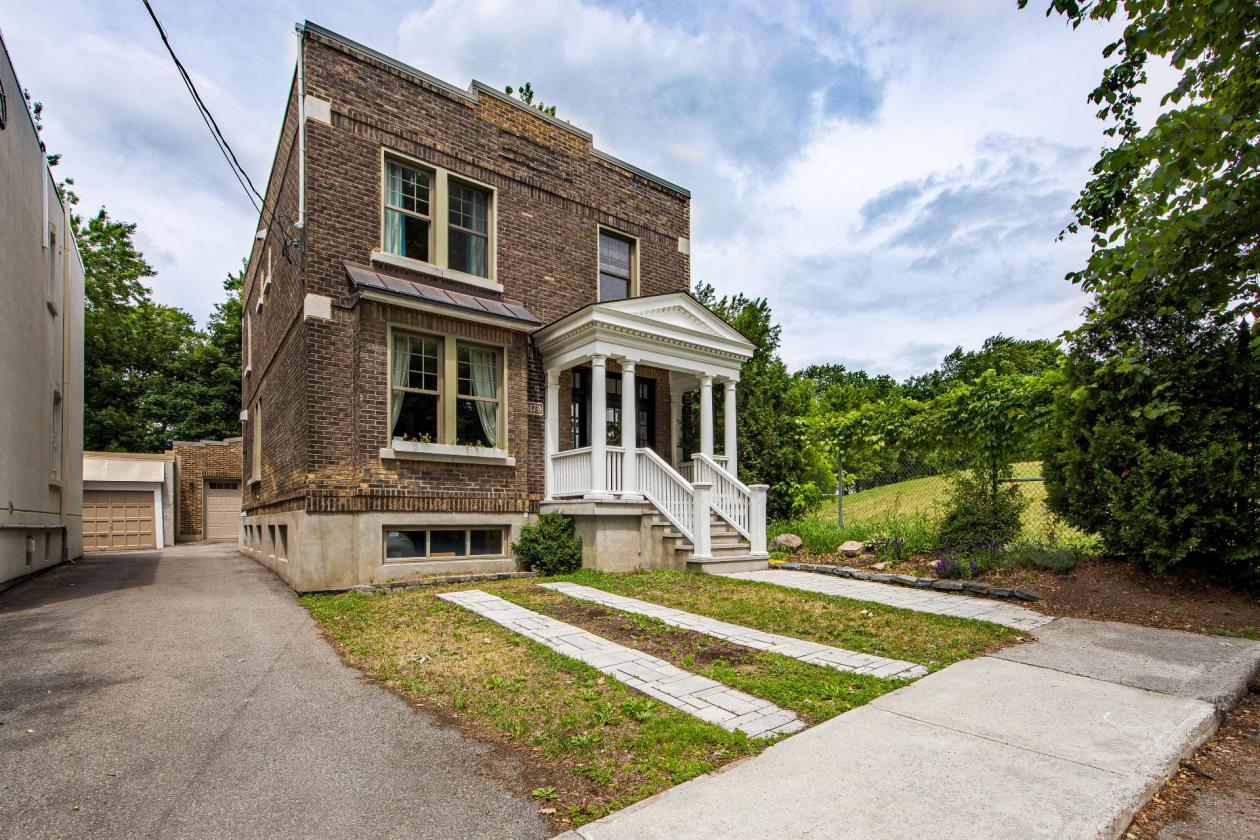 Maison de prestige entourée de verdure et de calme à NDG Montreal
