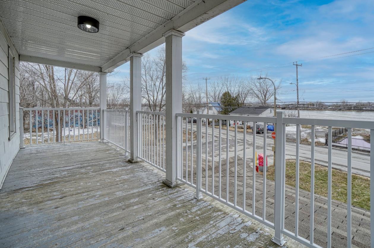 Joli duplex avec vue sur la Rivière des Prairies, idéal pour investisseur! Montreal/CentreVille Joli duplex avec vue sur la Rivière des Prairies, idéal pour investisseur! Montreal/CentreVille