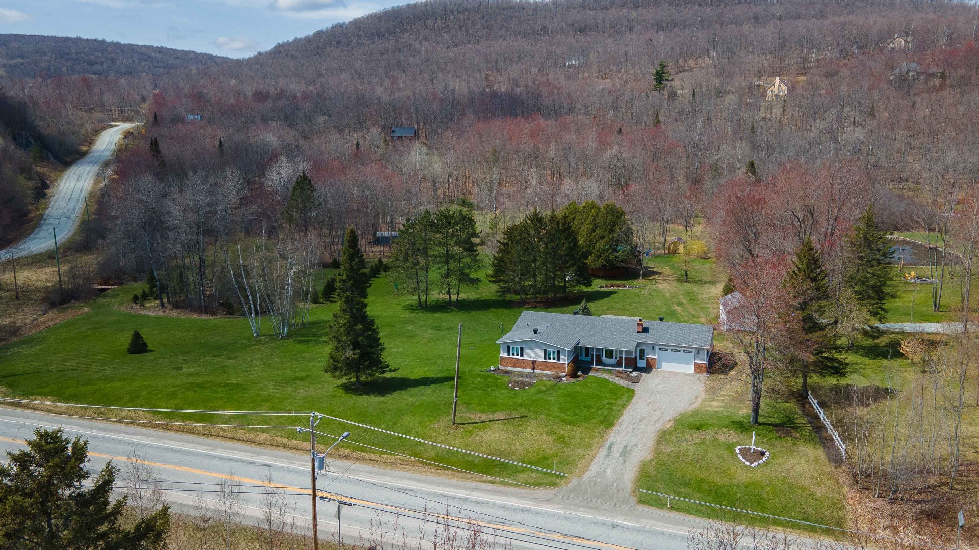 Maison chaleureuse sur 6 acres de terrain à Canton de Hatley Montreal